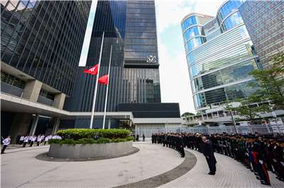 香港宏福苑大火迄今造成128人死亡，香港政府29日降半旗誌哀。 (AFP)