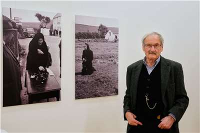 一批1963年拍攝的愛爾蘭珍貴黑白照片近日於柏林愛爾蘭大使館展出，拍攝者為現年85歲的德國攝影師恩德利赫(Diether Endlicher)。(美聯社/達志影像)