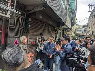國安會副秘書長林飛帆21日到台北市士林區後港里訪查《台灣全民安全指引》發放情形，並親自發給當地民眾、簡介手冊內容。(陳念宜 攝)