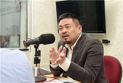 勞動部長洪申翰11日接受央廣節目《這樣看中國》專訪時指出，降低勞動人權不再有競爭力，台灣企業若未落實人權保障，恐將有經營上的風險。(江麗華 攝)