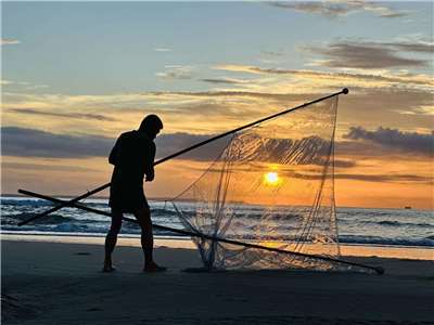金門古崗的擼麥蝦捕撈 也網住了夕陽     本照片轉載自金門古岡自然村粉絲頁