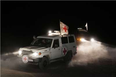 哈瑪斯2日透過紅十字會(Red Cross)交還3具人質遺體。圖為紅十字會車隊正前往與以色列交界的邊境關口。