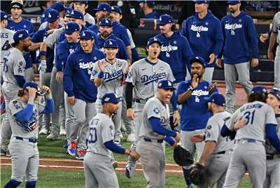世界大賽G6道奇3比1擊敗藍鳥。圖為賽後道奇慶祝勝利。