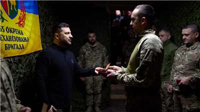 烏克蘭總統澤倫斯基(Volodymyr Zelensky，左)12日表示，他探訪了前線小鎮奧里希夫(Orikhiv)附近的「第65獨立機械化旅指揮中心」，並發布他與官兵會面的照片。(X@Volodymyr Zelenskyy)