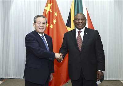 中國國務院總理李強(左)與南非總統拉瑪佛沙(Cyril Ramaphosa)(右)會面。(圖：中國政府網)