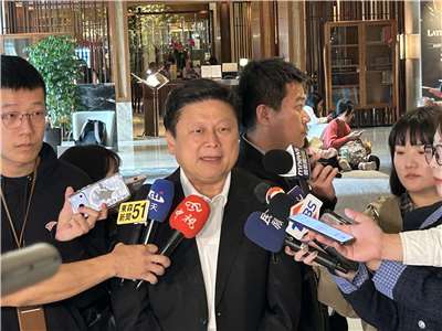 國民黨團總召傅崐萁、書記長羅智強、首席副書記長林沛祥等國民黨立委，27日中午在喜來登辰園宴請國民黨副主席兼秘書長李乾龍。傅崐萁會後受訪表示，國民黨團是「鐵板一塊」，在黨中央和黨團會團結一心，面對諸多挑戰，全力推動福國利民的民生法案。(趙婉淳 攝)