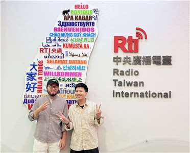 主持人內克與來賓吳詠隆（左）