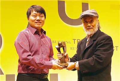 央廣記者陳國維(左)以作品《「香港媽媽」逾期居留 在台8年的喜與悲》，榮獲第24屆卓越新聞獎廣播新聞獎。(江麗華攝)