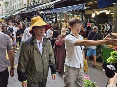 文化部長李遠(左)8日由「少年阿公」方子維(右)帶路，分享他與團隊藉由創立「來宜蘭迺菜市場」，以「市場學校」概念傳承傳統菜市場文化。(江昭倫 攝)