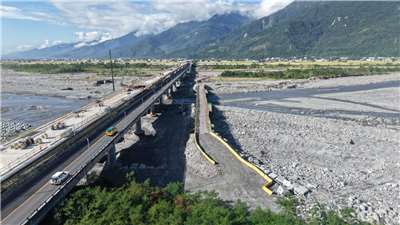 為維持正常民行，改建中的池上大橋採半半施工，先進行北上線改善，利用南下線維持雙向通行。（左：改善中的北上線、中：正常通行的南下線、右：供施工機具通行的施工便橋）(公路局提供)