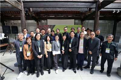 財團法人臺港經濟文化合作策進會23日舉辦「2025臺港建築交流論壇」。圖為董事長賴秀如(前右5)、文合會委員與講者合影。(文合會提供)