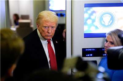 川普在美國總統專機「空軍一號」接受媒體訪談。