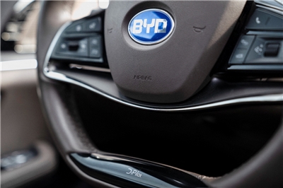 中國10月新能源汽車新車市占率首度過半，圖為中國電動車龍頭比亞迪（BYD）。