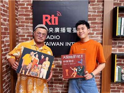 主持人內克與微醺開根團長Teymu Boya 以樂（左）