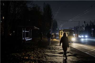 俄羅斯連夜對烏克蘭能源基礎設施發動了大規模攻擊後，烏克蘭首都基輔遭遇大規模停電，街道和居民樓一片漆黑。(AFP)