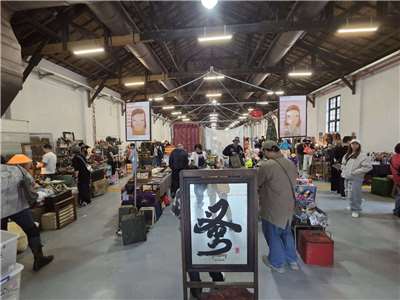 「台北蚤之市」今起(21日)起一連三天在松山文創園區 4、5 號倉庫展開年度大場。（江昭倫 攝）