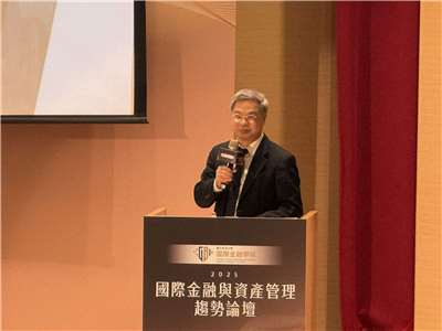 經濟部長龔明鑫演說時點名英國《經濟學人》文章，並拿出實際數據回擊其論述，強調台灣表現非常好，「說台灣有病的人才有病」，建議《經濟學人》應多關心中國經濟問題。(謝佳興 攝)