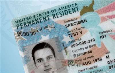 美國永久居留卡(綠卡)。 (圖:X@USCIS)