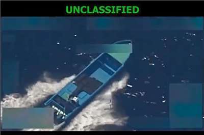 圖為先前美國在太平洋攻擊疑似運毒船。 (圖:X@SecWar)