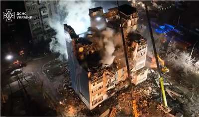 俄羅斯今天轟炸烏克蘭西部，一枚飛彈炸毀特諾皮爾市(Ternopil)一棟公寓的頂樓，已經造成26人死亡，為俄入侵以來烏克蘭西部最慘重傷亡。(X平台/@ZelenskyyUa)