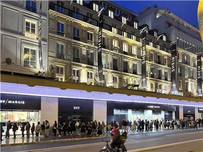 中國快時尚Shein實體店進軍法國雖然爭議不斷，但開幕後仍大排長龍。(AFP)