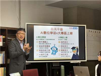  臺師大英語系特聘教授陳浩然表示台灣學生的英語閱讀考試成績還有待加強。(楊雨青 攝)
