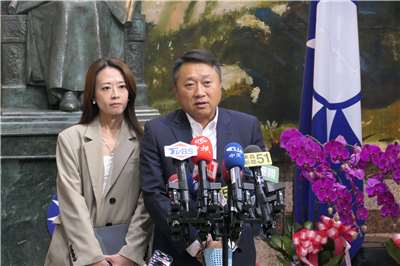 國民黨中常會今天(26日)通過直轄市長暨縣市長選舉候選人提名特別辦法，其中成立和民眾黨溝通的「兩黨協商工作小組」，國民黨副秘書長兼組發會主委李哲華(前右)表示，雙方會盤點需要合作且有競合的縣市，至於如何建立機制，將待未來協商處理。(趙婉淳 攝)