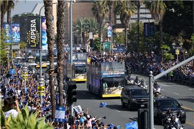  洛杉磯道奇隊在贏得世界大賽冠軍後舉行勝利遊行。(路透社/達志影像)