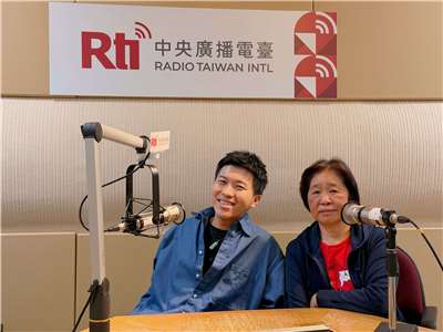 主持人內克與來賓陳秀慧（右）