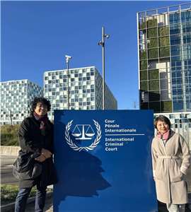 民進黨立委范雲(右)21日晚上公布最新發文，提及她與沈伯洋(左)站在對世界人權有著重要意義的國際刑事法院前，也說國際仍有正義，他們會站在正義的一方持續努力。(圖：范雲臉書)