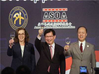 外交部與「美國各州政府辦事處協會」24日合辦感恩之夜活動，圖左至右AIT副處長梁凱雯(Karin Lang)、外交部長林佳龍、ASOA會長嚴樹芬 (央廣記者王照坤 攝)