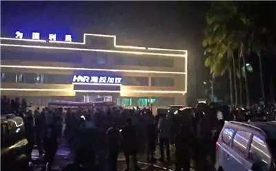 中國海南省瓊中發生民眾不滿當地一家國營企業逕自砍光農民的檳榔樹，群起包圍抗議的大規模抗議事件。(X平台/@SoundOfHope_SOH)
