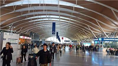 中國遊客赴日旅遊意願並未受到影響，上海浦東機場櫃檯前昨天仍擠滿中國旅客。(央廣資料照)