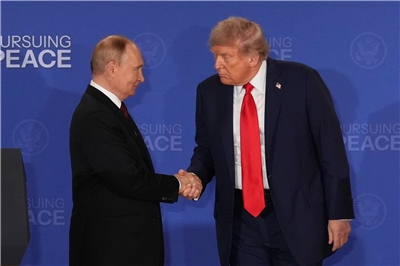 美國川普政府擬訂一份新版俄烏和平方案，內容大致與今年8月阿拉斯加美俄峰會所提條件相同。圖為當時美國總統川普(右)、俄羅斯總統普丁(左)會面資料照。(AP/達志影像)