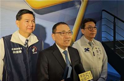 新北市長侯友宜（左2）23日回應媒體詢問藍白合議題。(中央社)