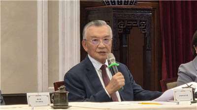 亞太經濟合作會議(APEC)領袖會議日前落幕，台灣領袖代表林信義3日說明與會成果，此次藉由多邊與雙邊交流進一步提升台灣在APEC的能見度。「花若盛開，蝴蝶自來」，如今有許多經濟體主動來談合作，這是全體國人共同努力的成果。 （劉玉秋攝）