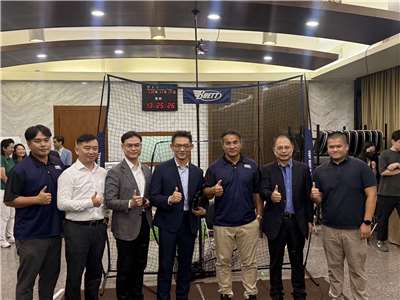 經濟部發表運動科技研發成果，聚焦棒球、高爾夫球、自行車與登山等領域，前棒球國手張泰山(右3)現身站台。(謝佳興 攝)