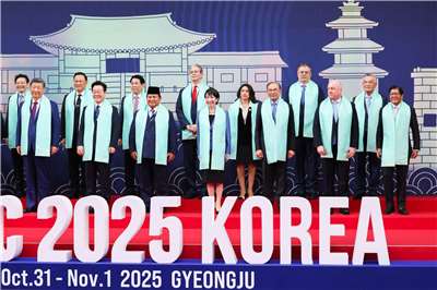 日本首相高市早苗(前排中)就任首相以來，連續參加國際會議與雙邊會談，對於她的「外交首秀」，專家給予高度評價。(X@高市早苗)