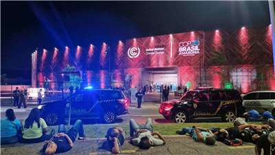 數十名原住民抗議人士11日闖入聯合國氣候變化綱要公約第30次締約方會議（COP30）會場，在入口處表達訴求。(美聯社/達志影像)