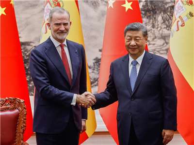 西班牙國王菲利佩六世(Felipe VI，左)12日訪問中國，並與中國國家主席習近平(右)共同簽署兩國交流協議。(美聯社/達志影像)