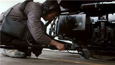 聲音地景藝術家吳燦政採集阿里山鐵路沿線的聲音(林保署提供)