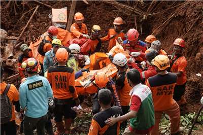 印尼當局15日指出，中爪哇省近日豪雨引發山崩，11人喪命。