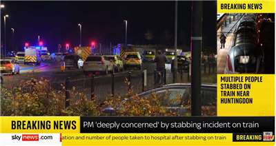 英國1日夜間一列開往倫敦的火車上發生了大規模持刀傷人事件，釀十多人輕重傷，英國警方與救護車湧入劍橋郡鄉村小鎮亨丁頓(Huntingdon)的火車站。(翻攝Sky News 畫面)