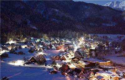 圖為白川鄉合掌村點燈美景。(翻攝白川鄉觀光協會網站)
