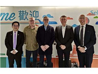 丹麥國會議員暨友台小組副主席胡格(Kasper Roug，右二)率團訪台，外交部歐洲司副司長陳明杰(左一)接機致意 (外交部提供)