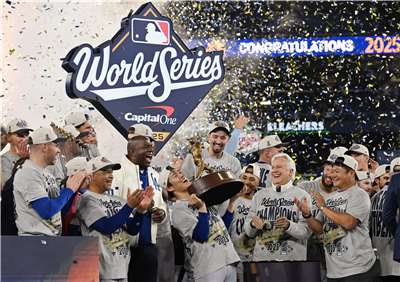 美國職棒大聯盟世界大賽G7，洛杉磯道奇隊連續第二年贏得世界大賽冠軍，投手山本由伸(中)連兩天封鎖多倫多藍鳥隊打線，獲得世界大賽MVP後，與其他隊員慶祝勝利。(美聯社/達志影像)