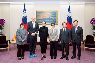 2022年諾貝爾和平獎得主烏克蘭人權組織「公民自由中心」主席馬特維丘克（Oleksandra Matviichuk）在外交部次長葛葆萱陪同下，前往總統府拜會副總統蕭美琴。(圖：總統府)