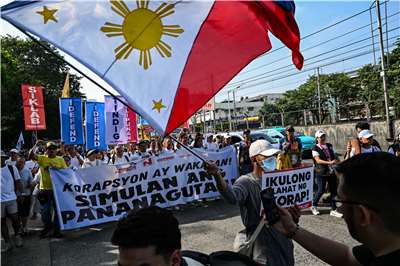 抗議防洪工程弊案，菲律賓數千人上街要求究責。