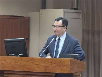 運動部次長鄭世忠12日在教委會上表示，「青春動滋券」領取率確實不理想，部內正檢討轉型為「運動幣」，並考慮擴大適用對象與跨部會合作，推動全民運動。(江昭倫 攝)