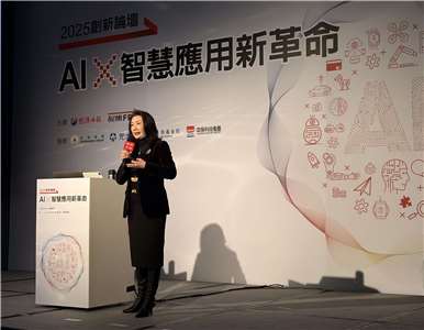 鴻海科技集團輪值執行長楊秋瑾26日以「AI產業鏈新契機」發表演說。(蔡芃敏 攝)